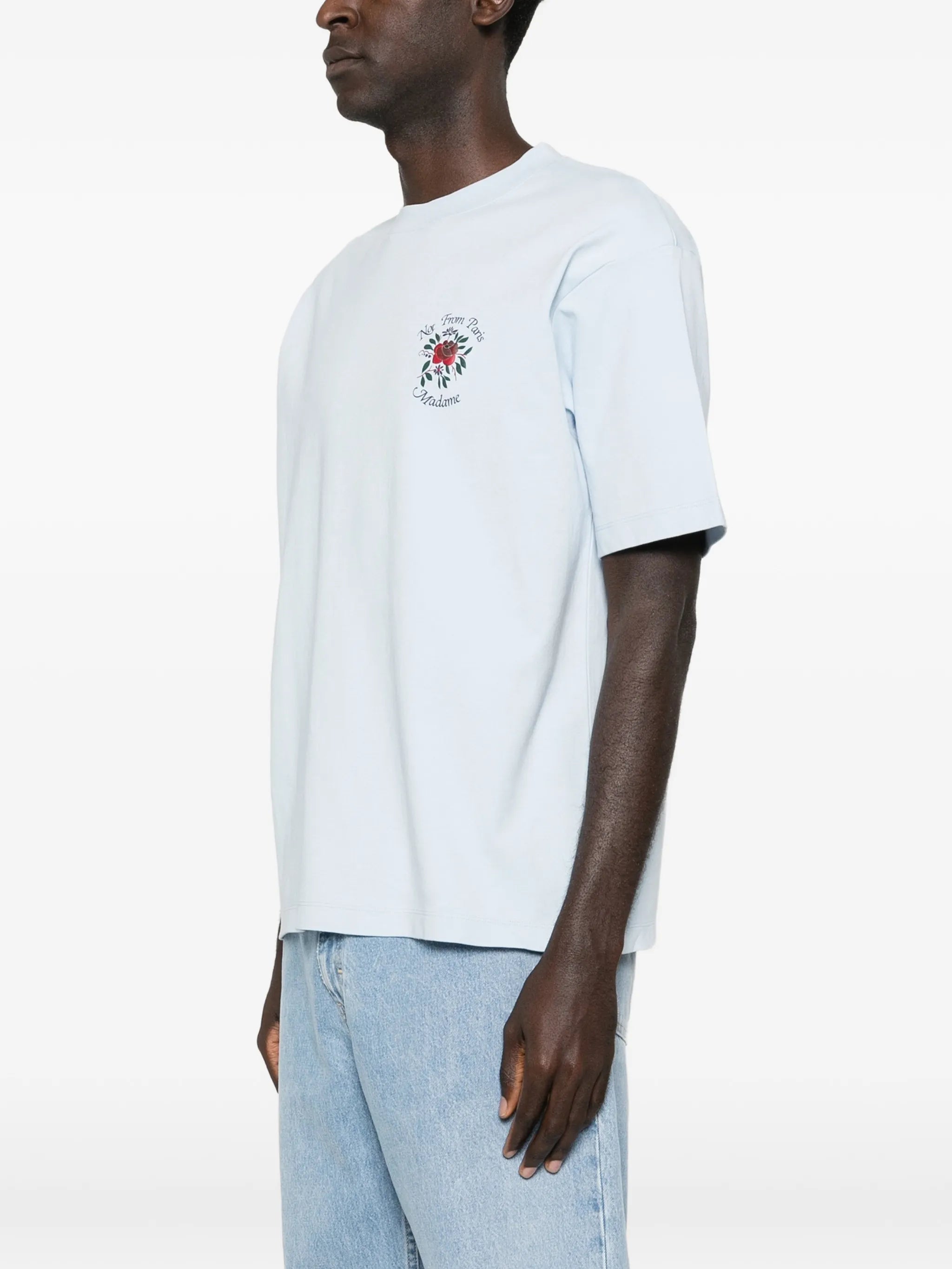 ドロール・ド・ムッシュのメンズスローガンTシャツの画像 - シーズン春夏2026 - モデルビュー3