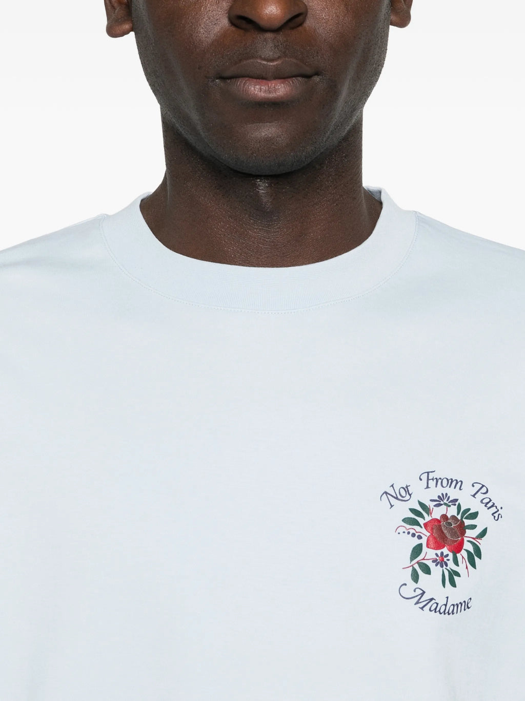 ドロール・ド・ムッシュのメンズスローガンTシャツの画像 - シーズン春夏2026 - モデルビュー4