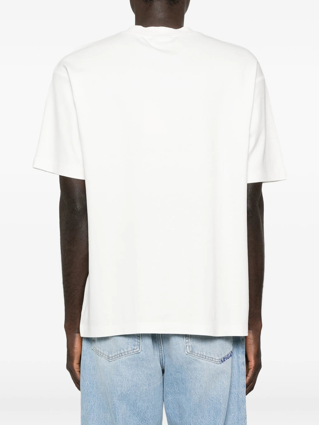 Drole De Monsieurの男性用L'Homme au Tableau Tシャツの画像 - シーズン春夏2026 - モデルビュー3