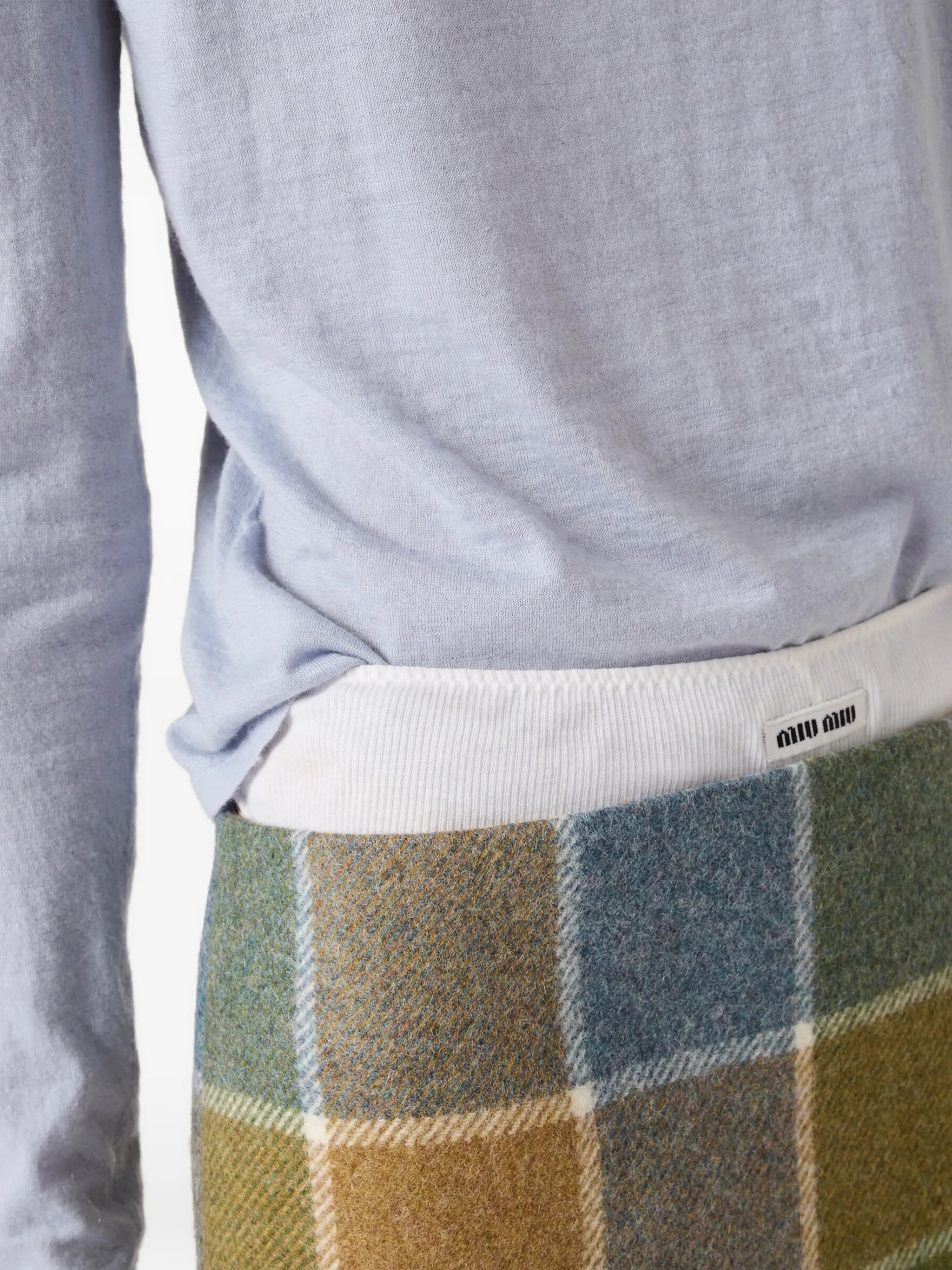 Imagen del suéter de cachemira Henley de Miu Miu para mujeres - Temporada Primavera-Verano 2026 - Vista del modelo 4