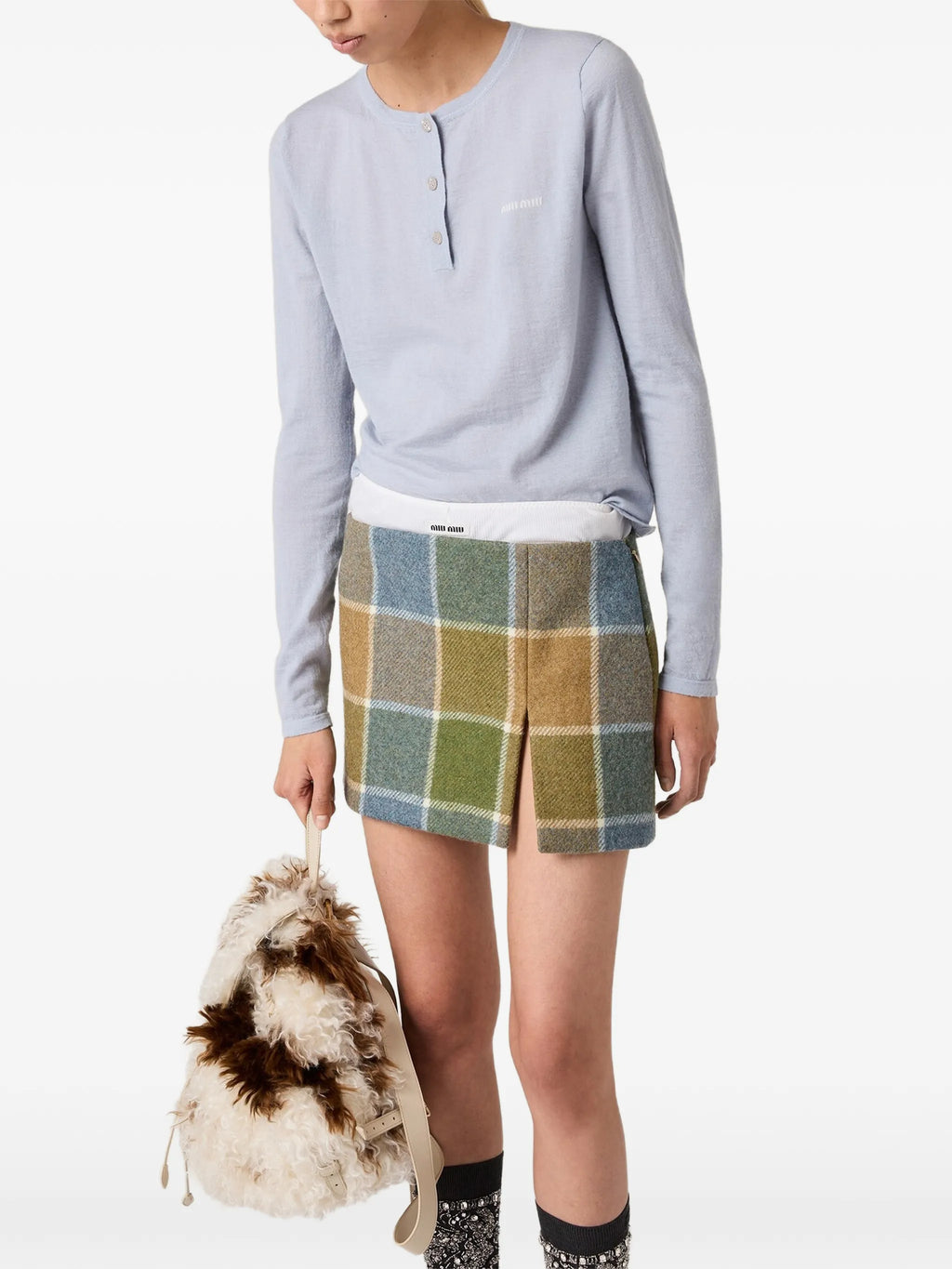 Imagen del suéter de cachemira Henley de Miu Miu para mujeres - Temporada Primavera-Verano 2026 - Vista del modelo 2