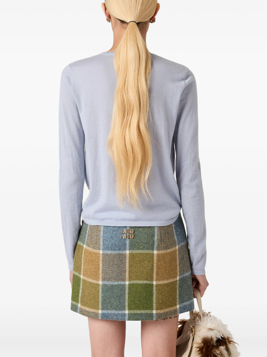 Imagen del suéter de cachemira Henley de Miu Miu para mujeres - Temporada Primavera-Verano 2026 - Vista del modelo 3