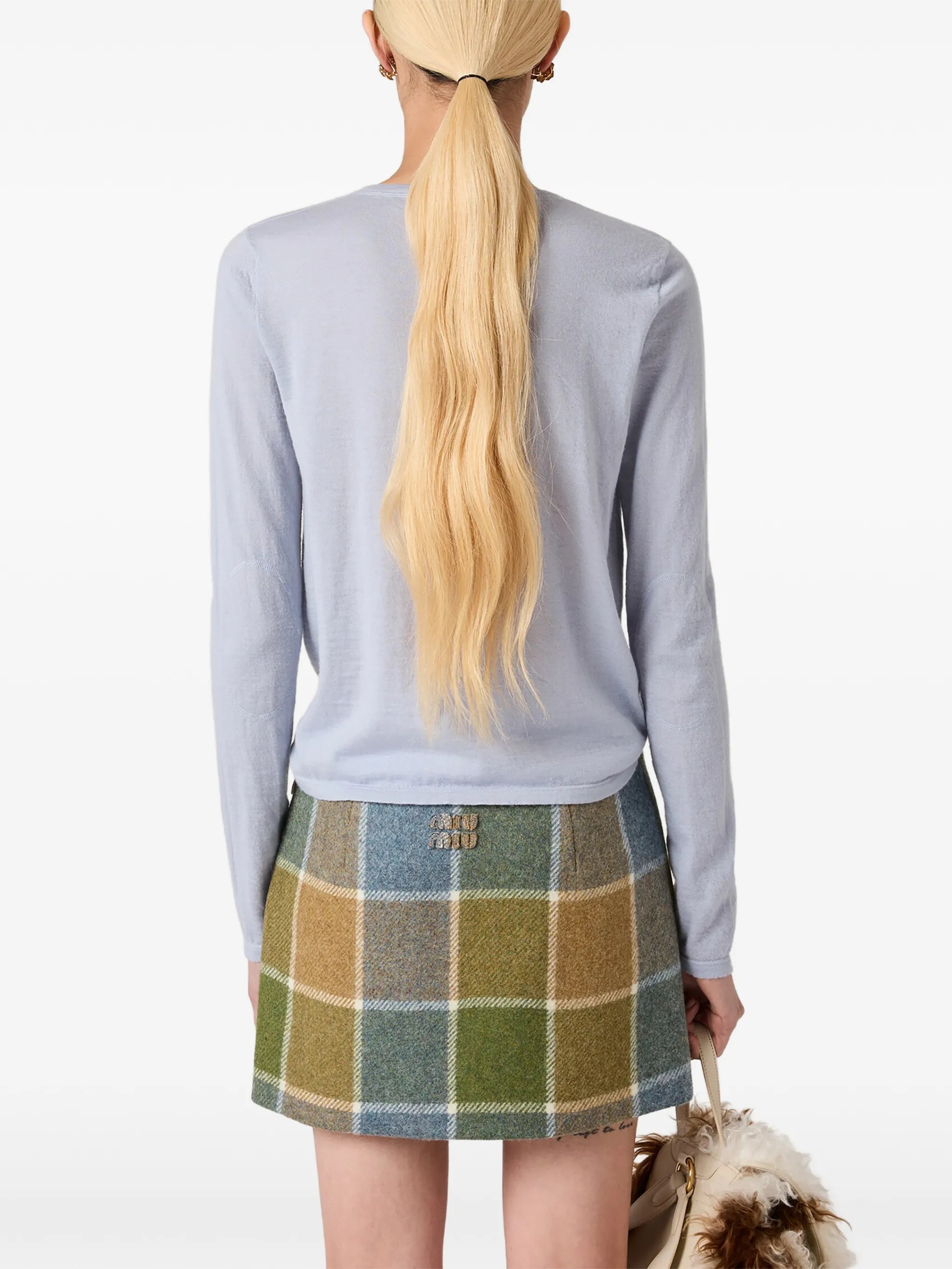 Imagen del suéter de cachemira Henley de Miu Miu para mujeres - Temporada Primavera-Verano 2026 - Vista del modelo 3