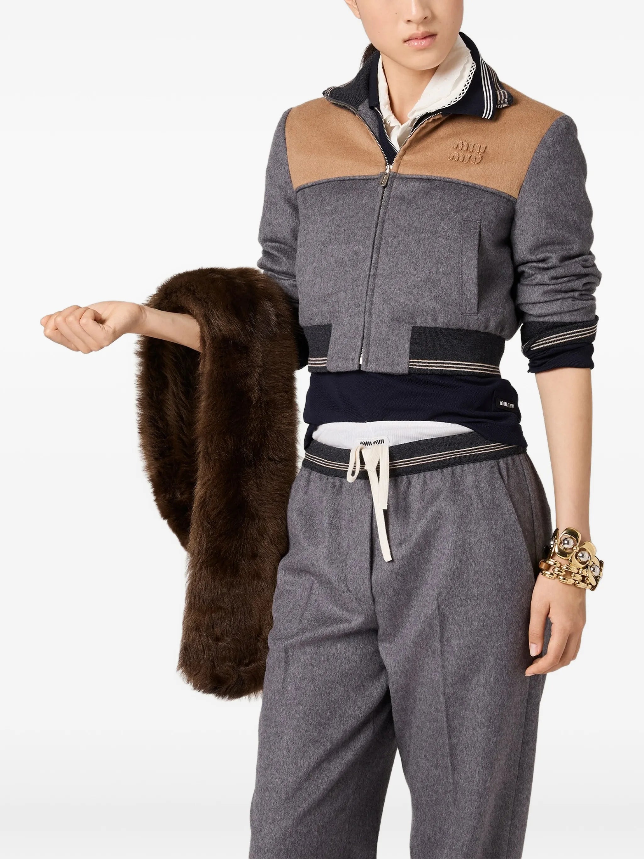 Imagen de la chaqueta de terciopelo con cremallera de Miu Miu para mujeres - Temporada Primavera-Verano 2026 - Vista del modelo 3