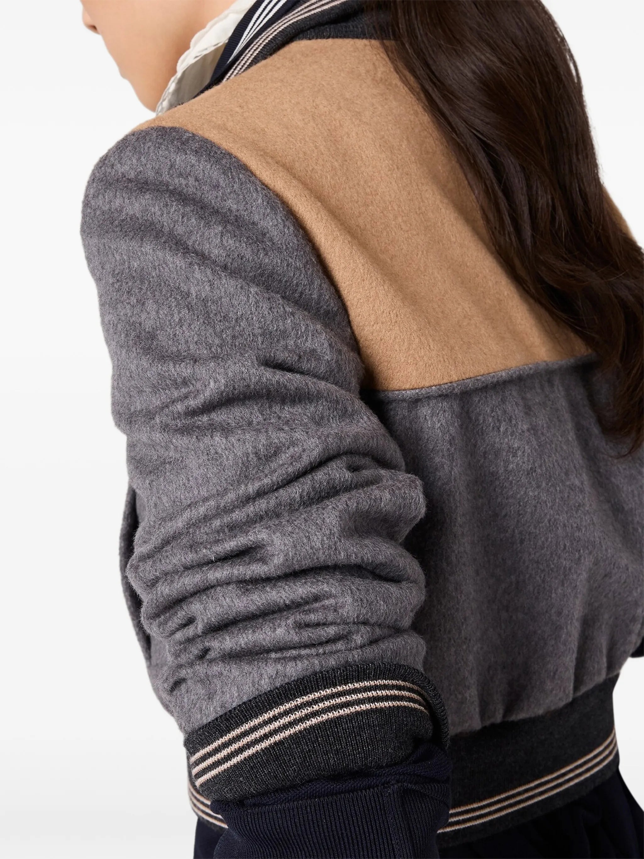 Imagen de la chaqueta de terciopelo con cremallera de Miu Miu para mujeres - Temporada Primavera-Verano 2026 - Vista del modelo 4