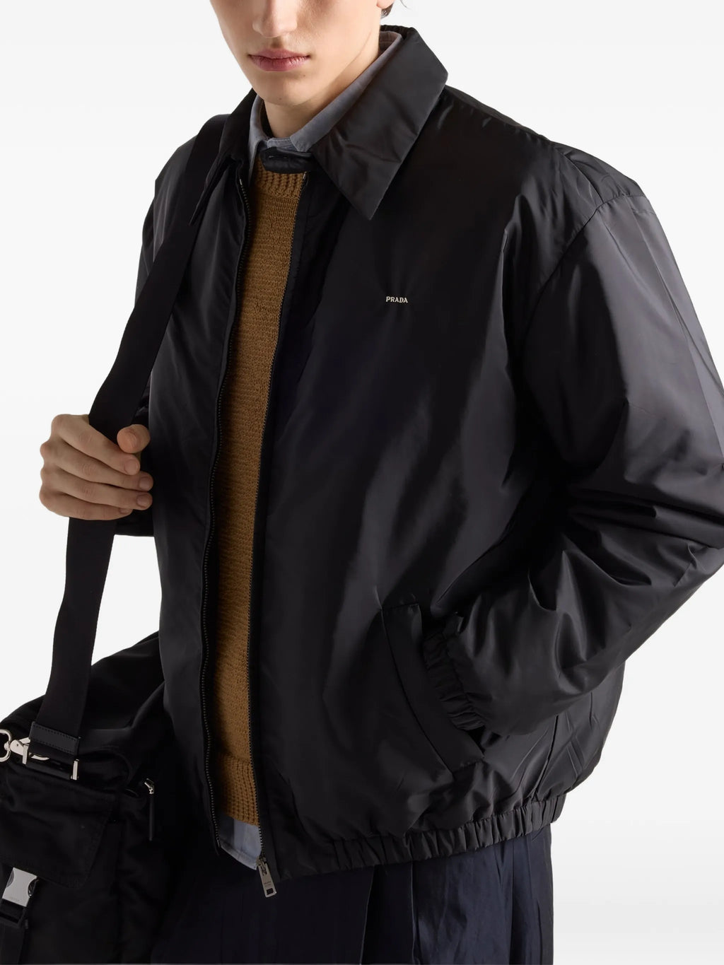 Immagine della giacca Re-Nylon di Prada per uomo - Stagione Primavera-Estate 2026 - Vista del modello 3