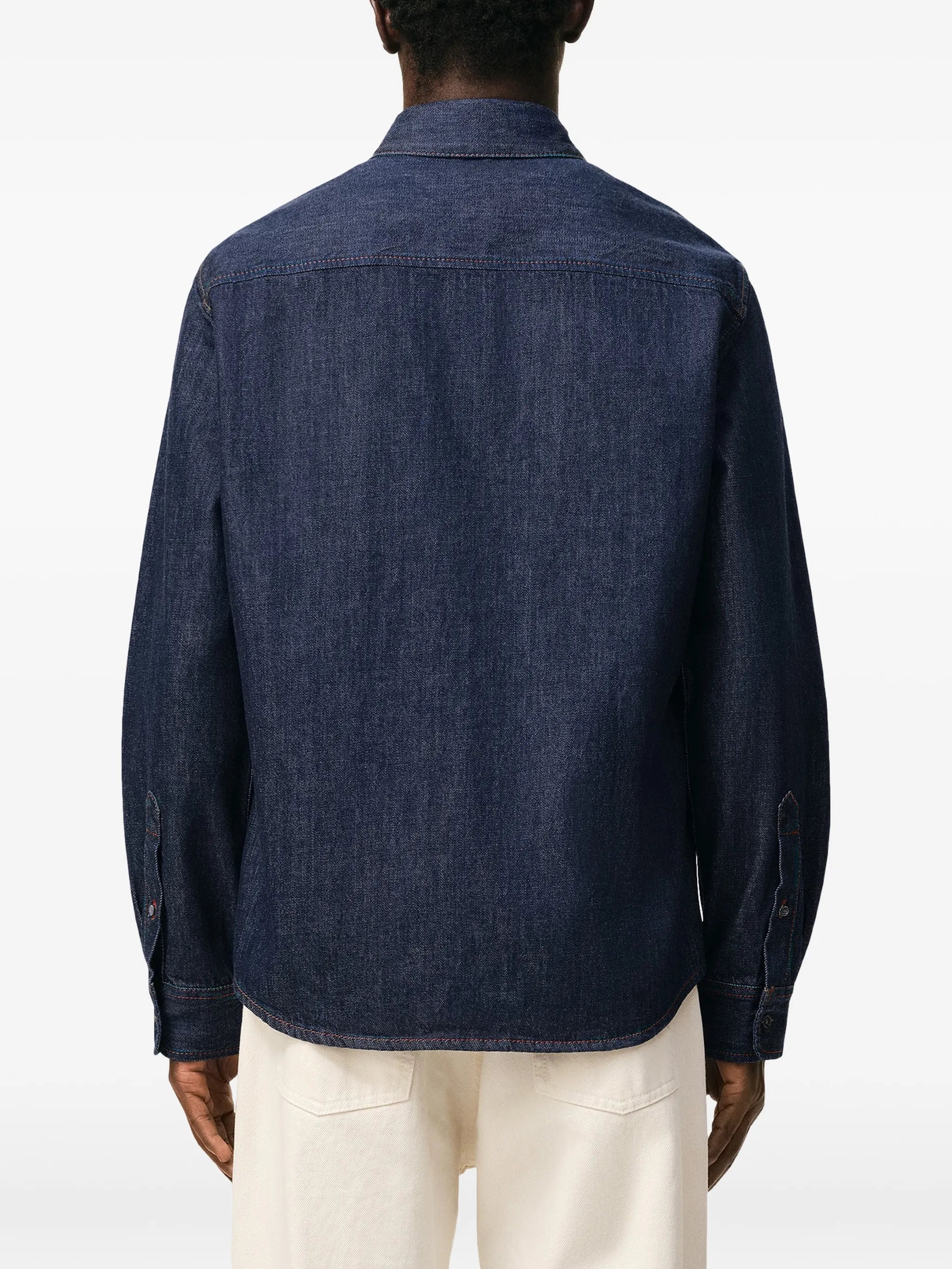 Imagem da camisa de ganga Ami de Coeur da Ami PARIS para unissexo - Temporada Primavera-Verão 2026 - Vista do modelo 3