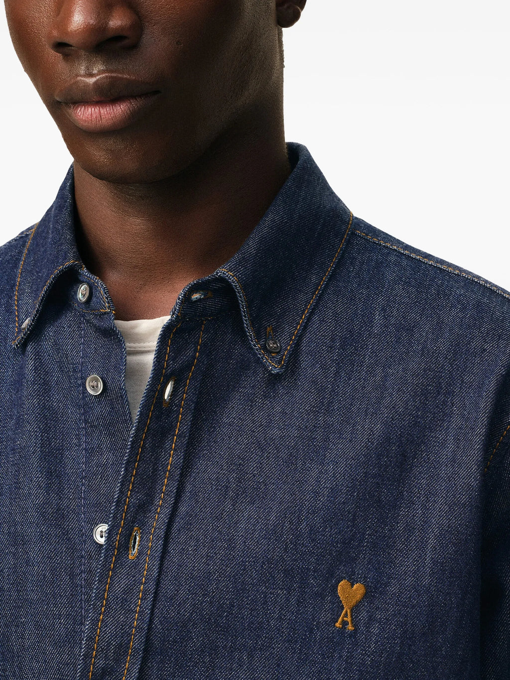 Imagem da camisa de ganga Ami de Coeur da Ami PARIS para unissexo - Temporada Primavera-Verão 2026 - Vista do modelo 4