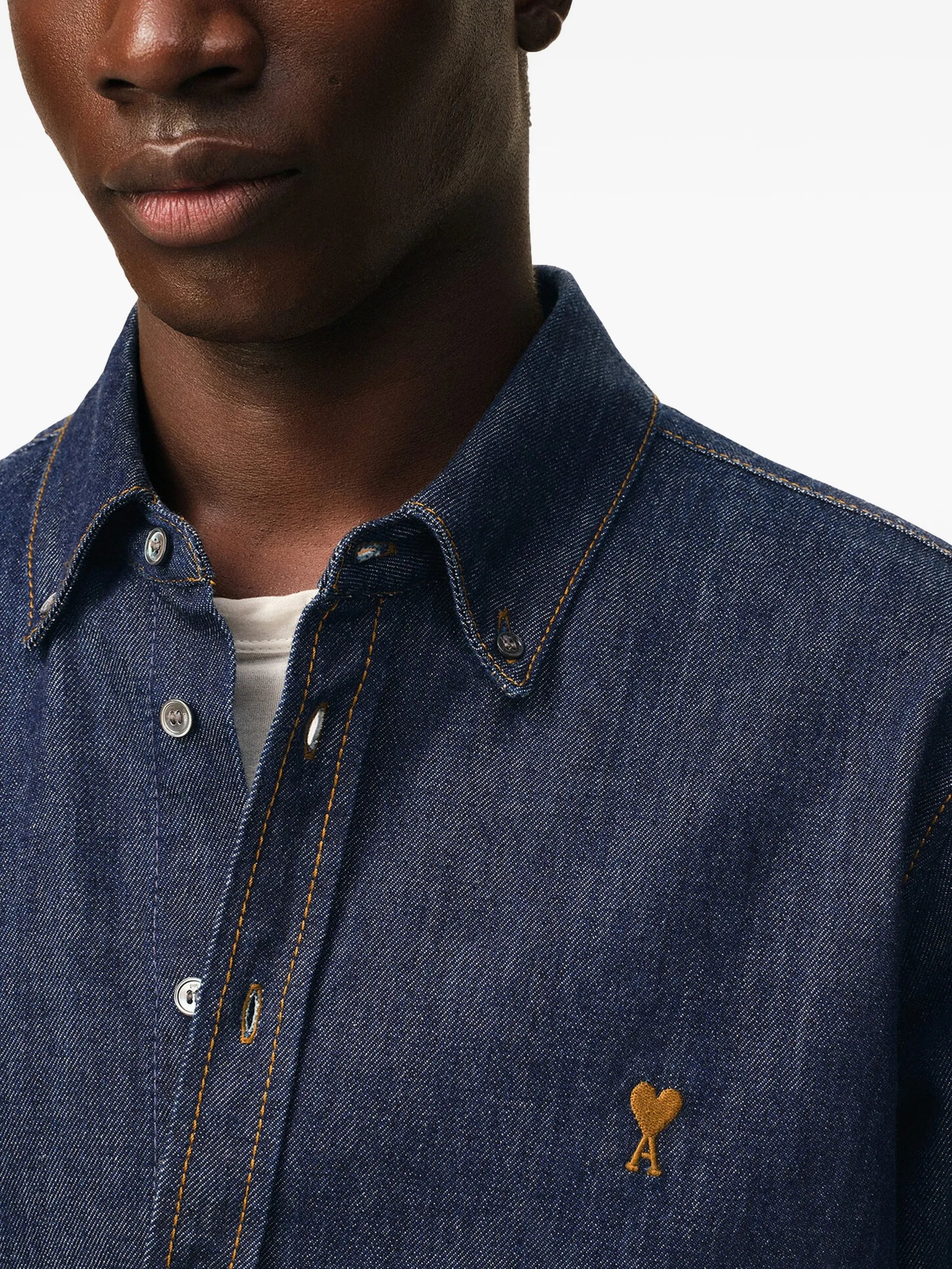 Imagem da camisa de ganga Ami de Coeur da Ami PARIS para unissexo - Temporada Primavera-Verão 2026 - Vista do modelo 4