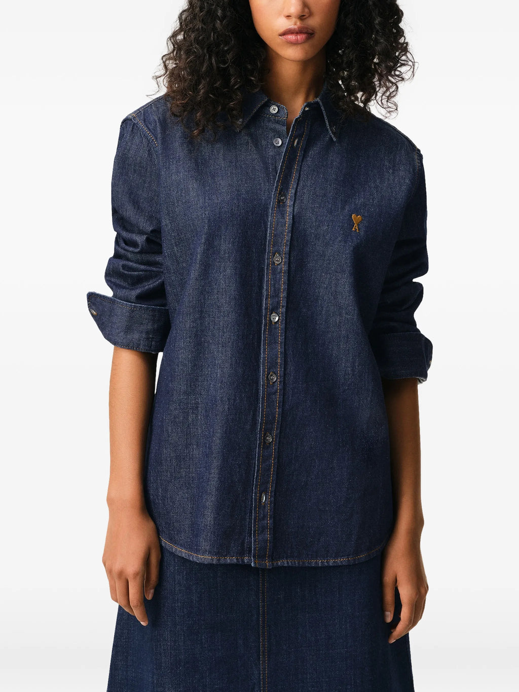 Imagem da camisa de ganga Ami de Coeur da Ami PARIS para unissexo - Temporada Primavera-Verão 2026 - Vista do modelo 2