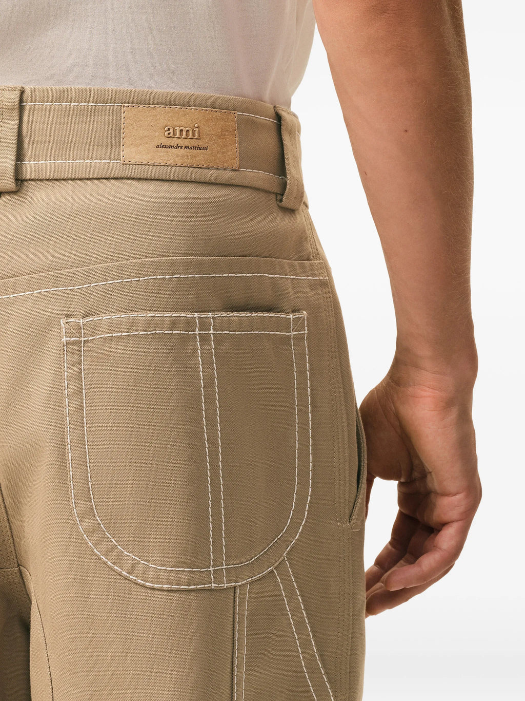 Bild von großen Arbeitshosen in Beige von Ami PARIS für Männer - Saison Frühling-Sommer 2026 - Modellansicht 4