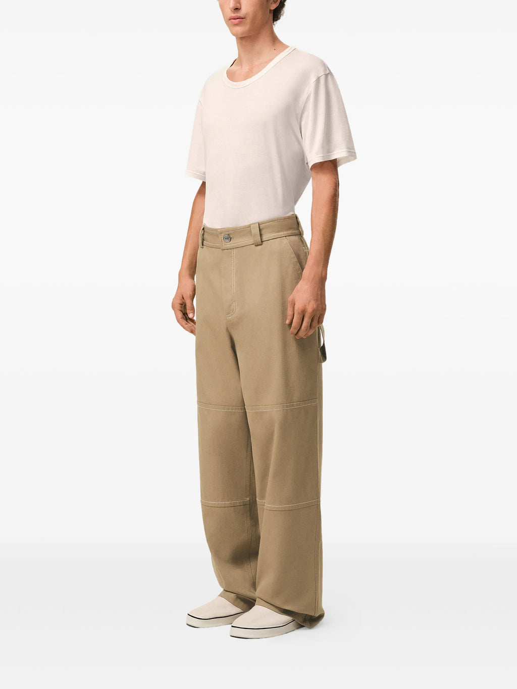 Bild von großen Arbeitshosen in Beige von Ami PARIS für Männer - Saison Frühling-Sommer 2026 - Modellansicht 2