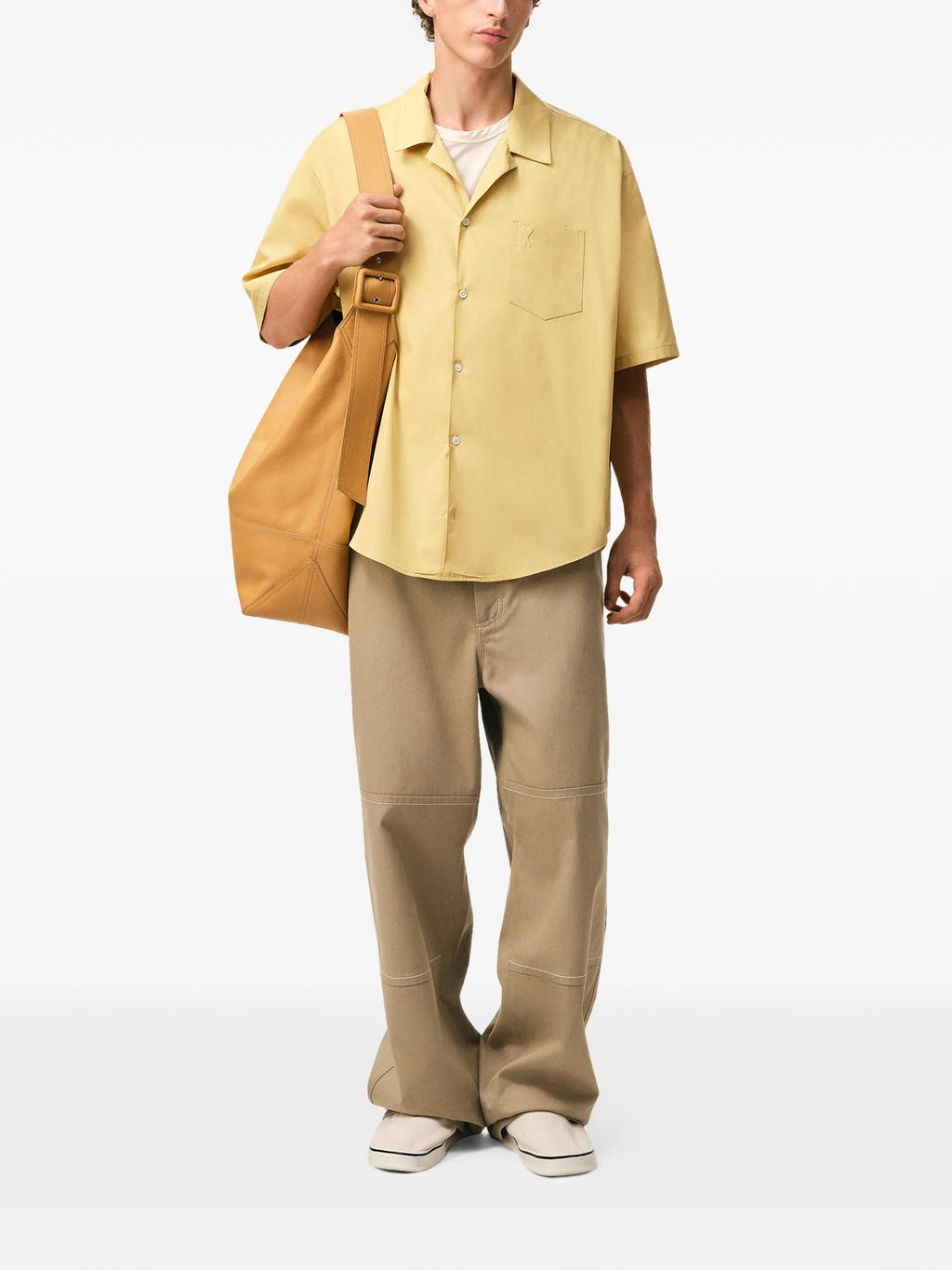 Bild von großen Arbeitshosen in Beige von Ami PARIS für Männer - Saison Frühling-Sommer 2026 - Modellansicht 1