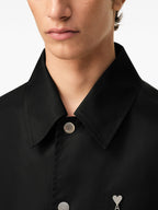 Imagen de Chaqueta de Nylon Negra de Ami PARIS para Unisex - Temporada Primavera-Verano 2026 - Vista del Modelo 4