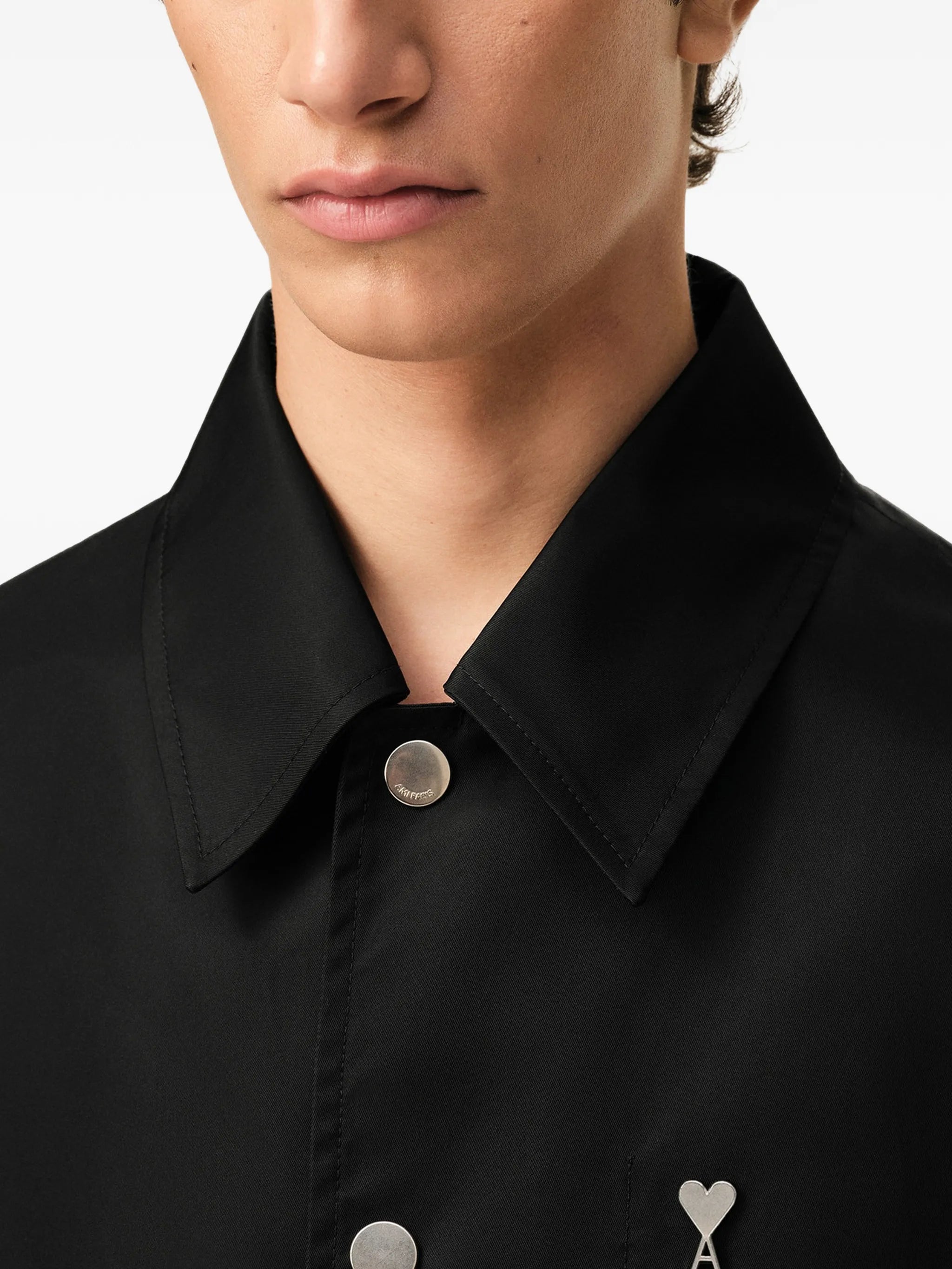 Bilde av svart nylonjakke fra Ami PARIS for unisex - sesong vår-sommer 2026 - modellvisning 4