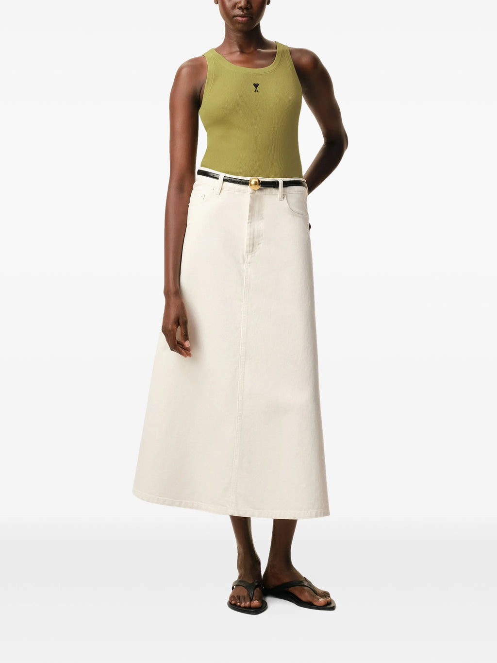 Ami PARISによる女性用アミ・ド・クールカーキタンクトップの画像 - シーズン春夏2026 - モデルビュー1