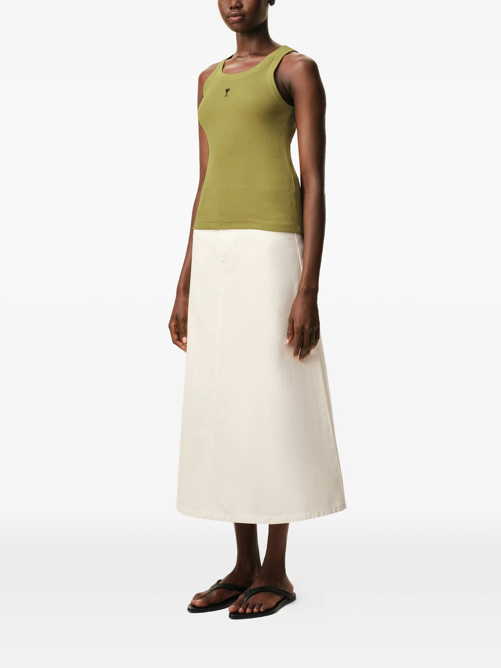 Ami PARISによる女性用アミ・ド・クールカーキタンクトップの画像 - シーズン春夏2026 - モデルビュー2