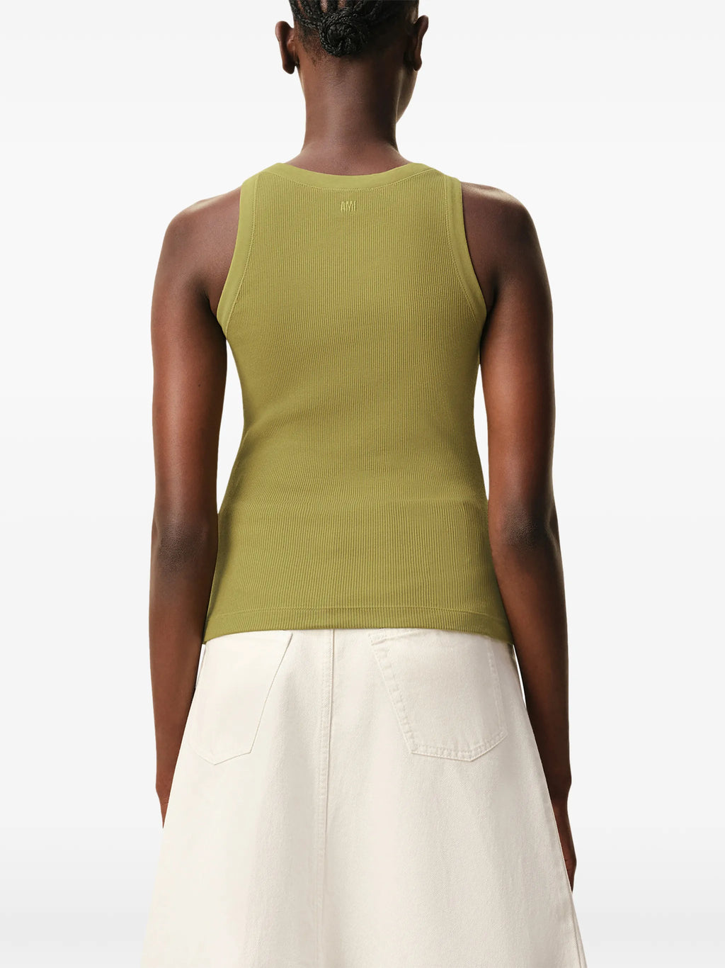 Ami PARISによる女性用アミ・ド・クールカーキタンクトップの画像 - シーズン春夏2026 - モデルビュー3