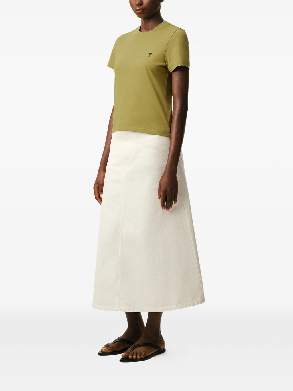 Image du T-shirt vert AMI de Coeur par Ami PARIS pour femmes - Saison Printemps-Été 2026 - Vue du modèle 2