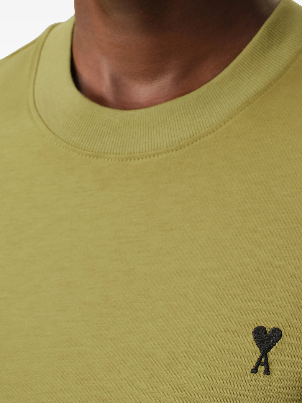 Image du T-shirt vert AMI de Coeur par Ami PARIS pour femmes - Saison Printemps-Été 2026 - Vue du modèle 4