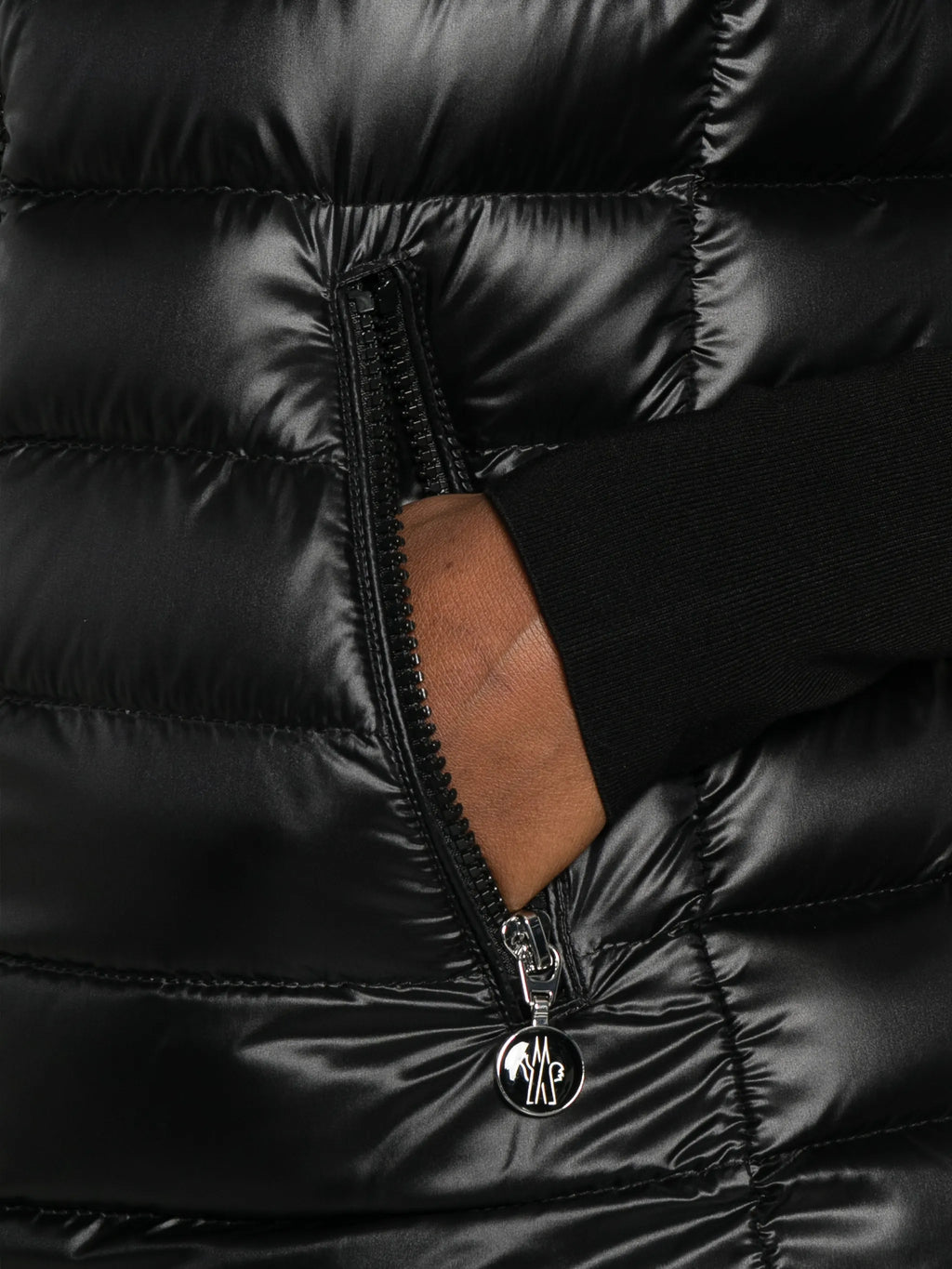 Bilde av Glygosse svart ærmeløs jakke fra Moncler for kvinner - Sesong Vår-Sommer 2026 - Modellvisning 4