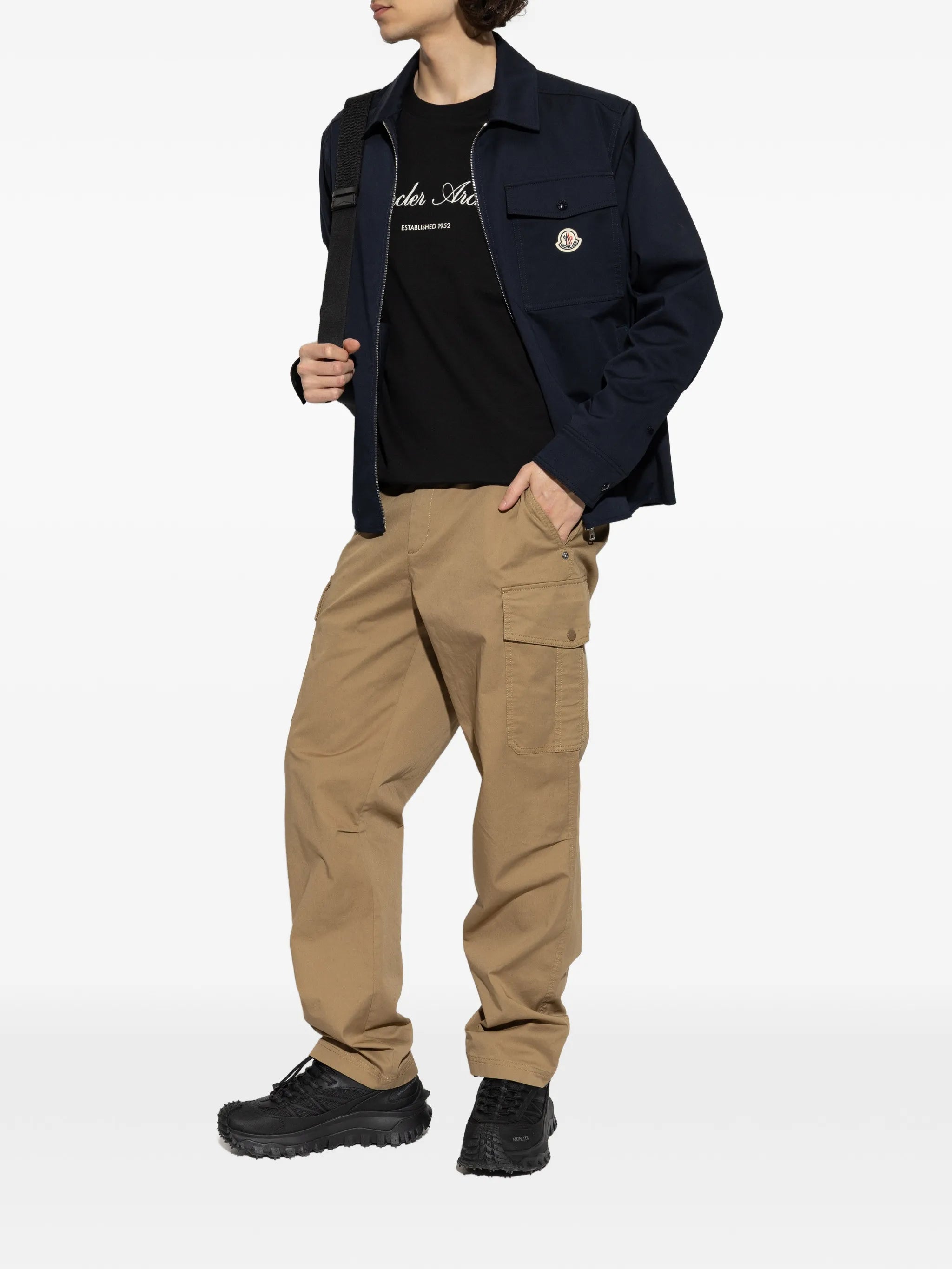 Image du sweat à capuche avec logo noir de Moncler pour hommes - Saison Printemps-Été 2026 - Vue modèle 1