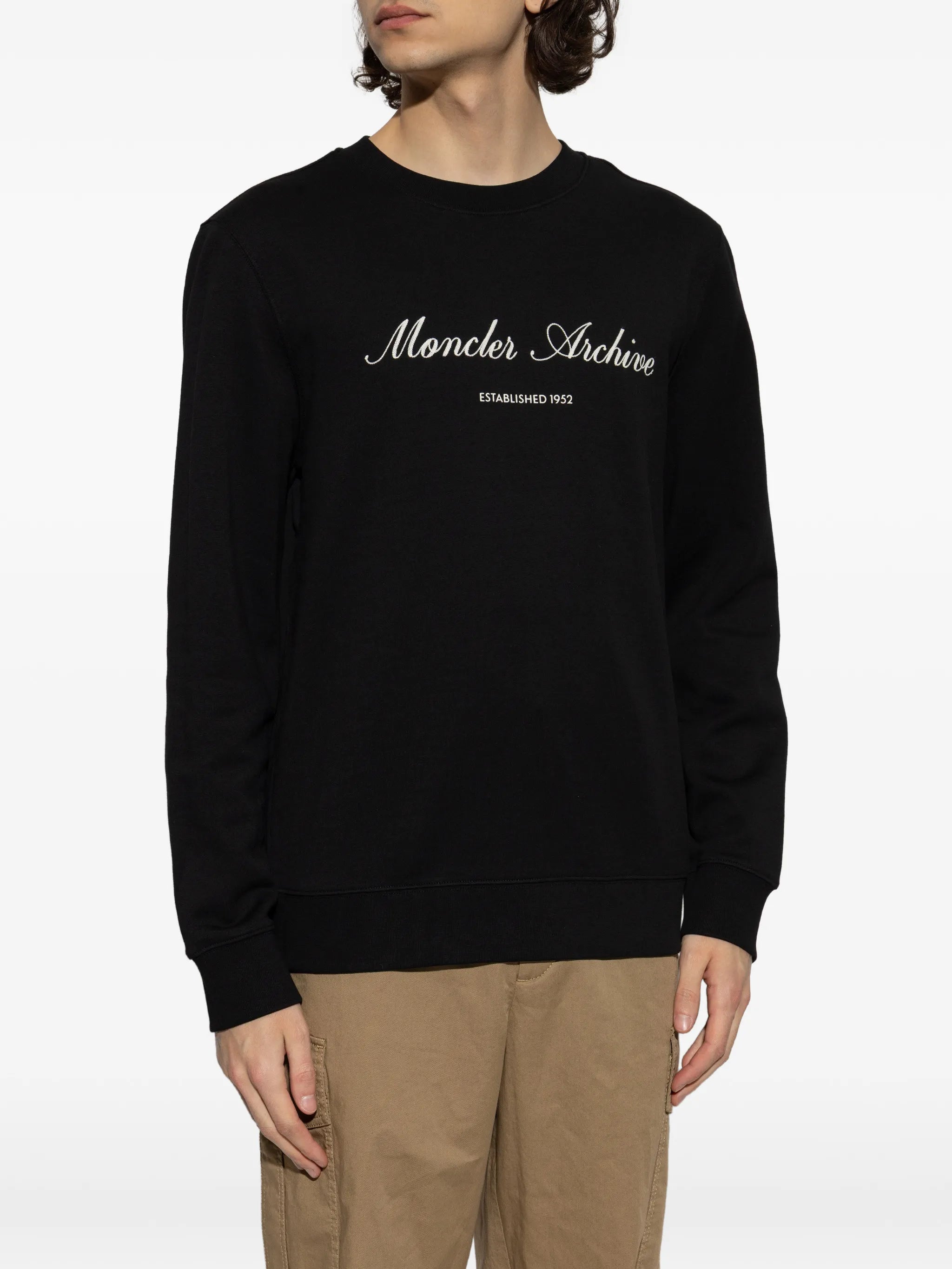 Image du sweat à capuche avec logo noir de Moncler pour hommes - Saison Printemps-Été 2026 - Vue modèle 2