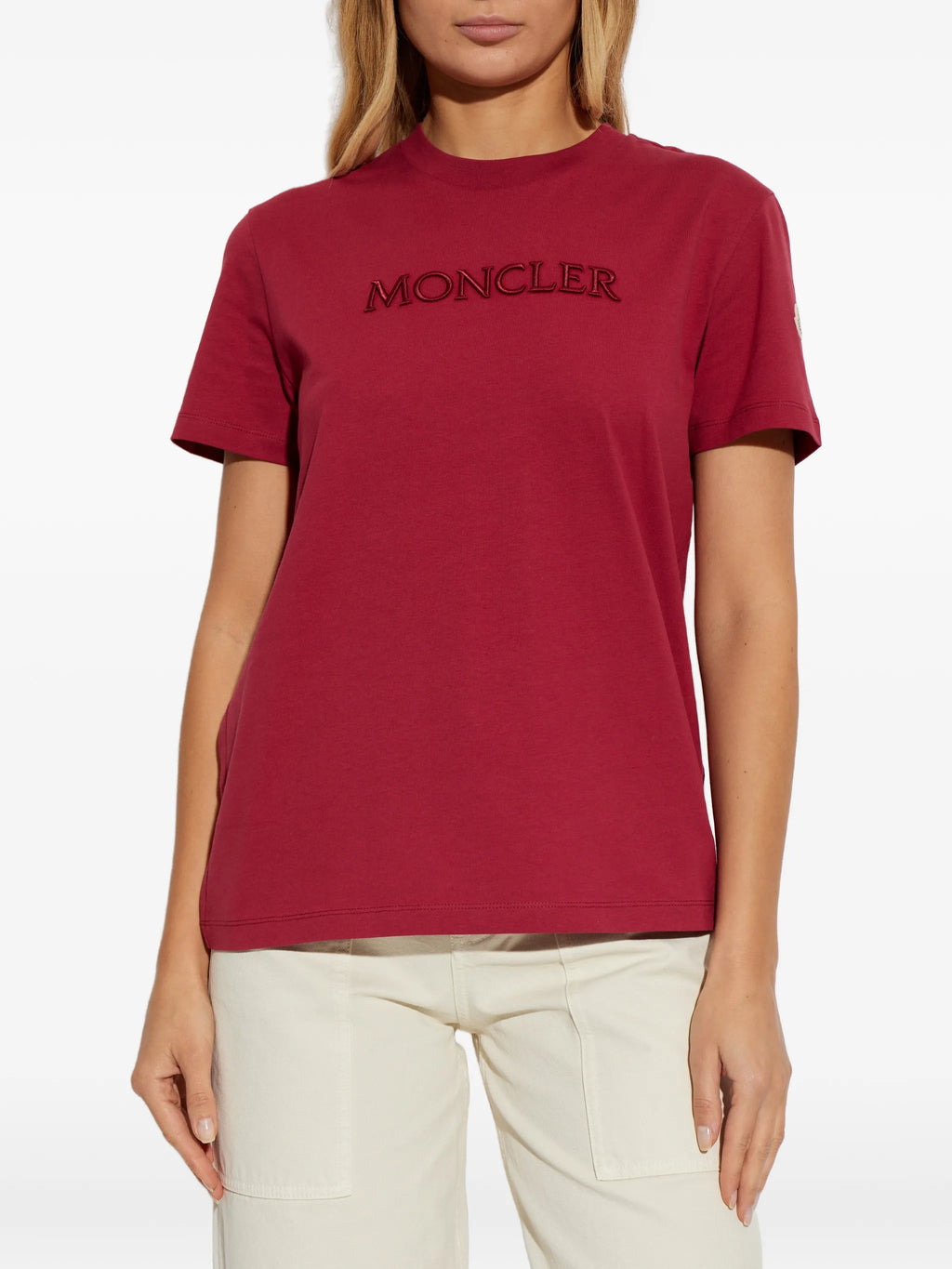 Image du T-shirt logo rouge brodé par Moncler pour femmes - Saison Printemps-Été 2026 - Vue du modèle 1