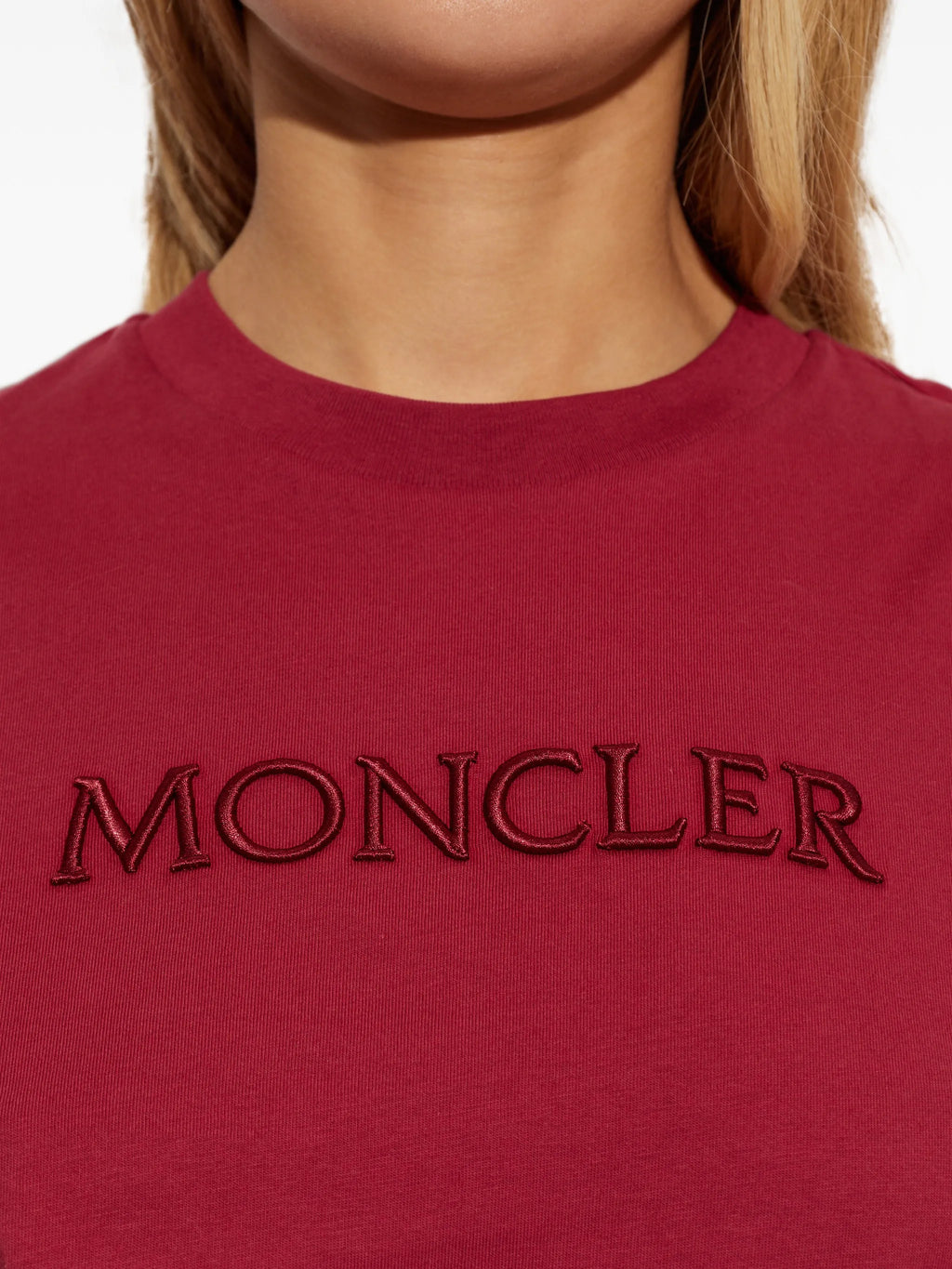 Image du T-shirt logo rouge brodé par Moncler pour femmes - Saison Printemps-Été 2026 - Vue du modèle 3