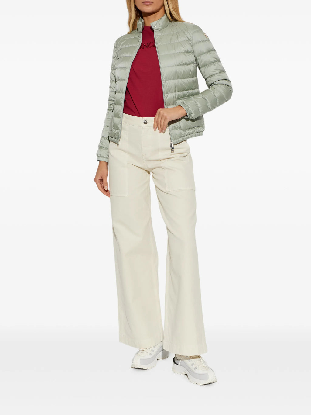 Image du T-shirt logo rouge brodé par Moncler pour femmes - Saison Printemps-Été 2026 - Vue du modèle 4