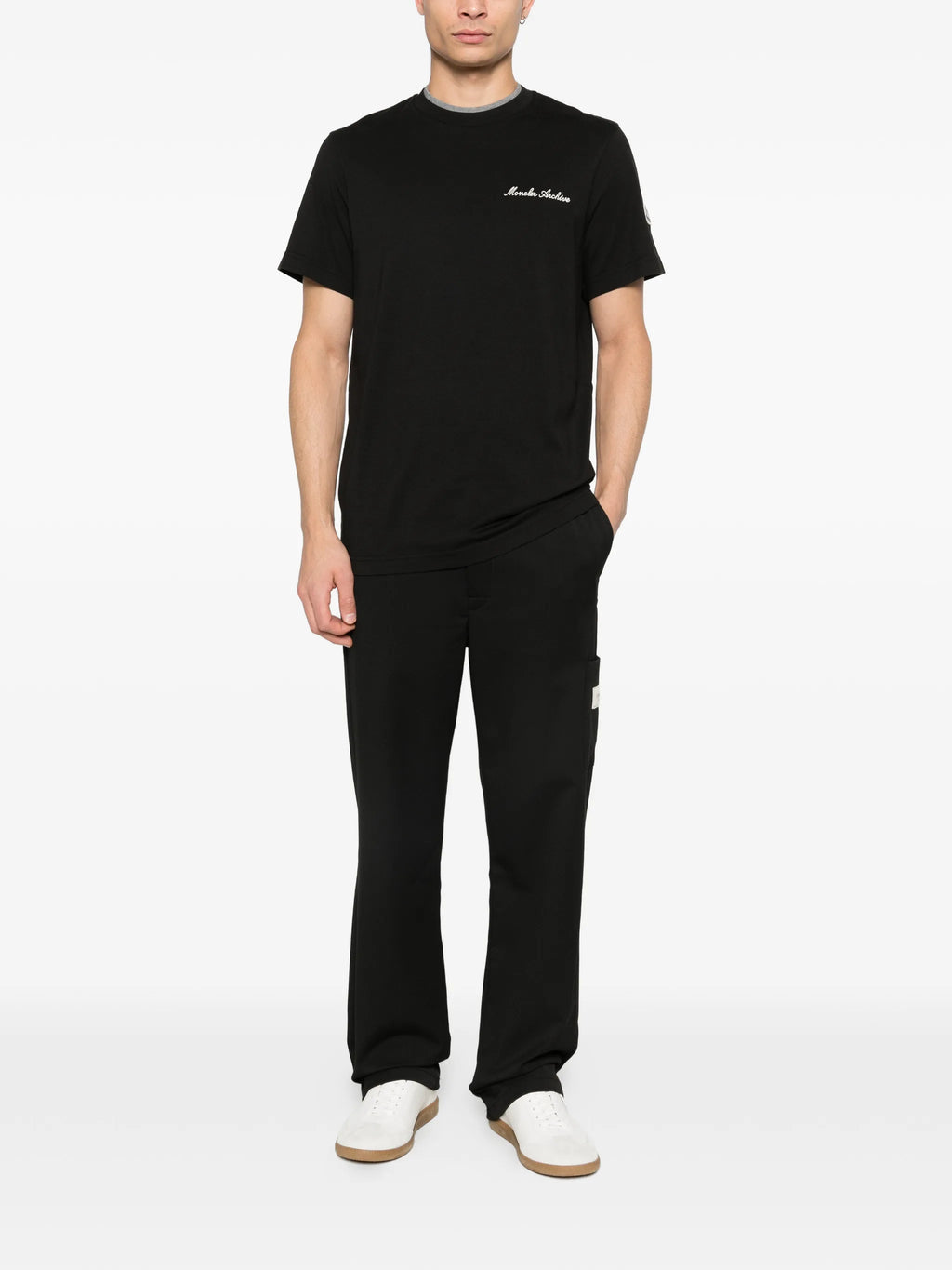 モンクレールのメンズ刺繍ロゴ黒Tシャツの画像 - シーズン春夏2026 - モデルビュー1