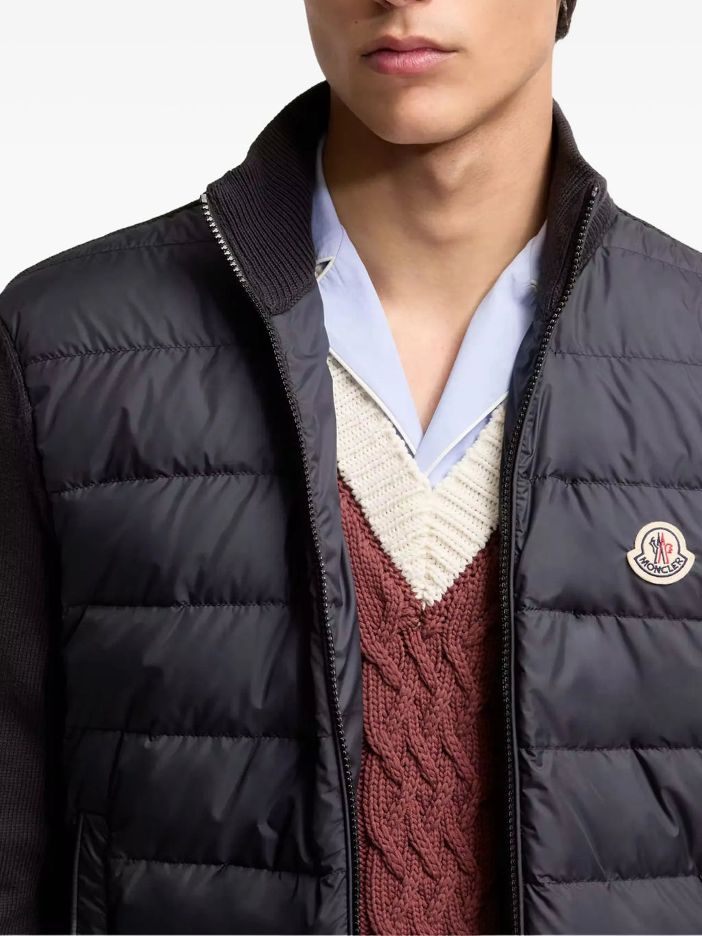 Bilde av marineblå bi-material cardigan fra Moncler for menn - Sesong Vår-Sommer 2026 - Modellvisning 4