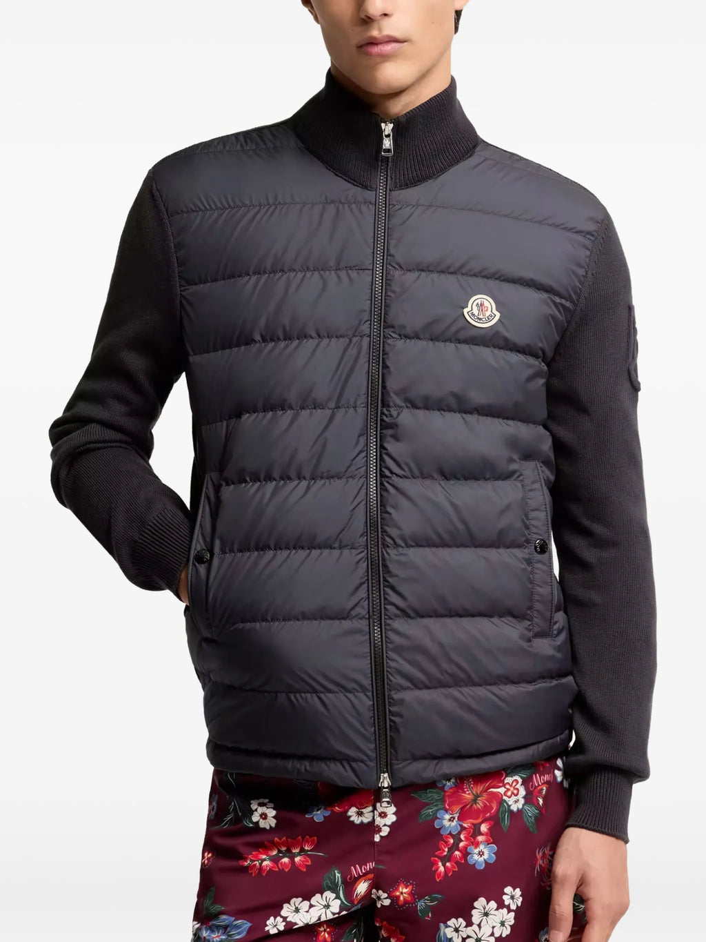 Bilde av marineblå bi-material cardigan fra Moncler for menn - Sesong Vår-Sommer 2026 - Modellvisning 2
