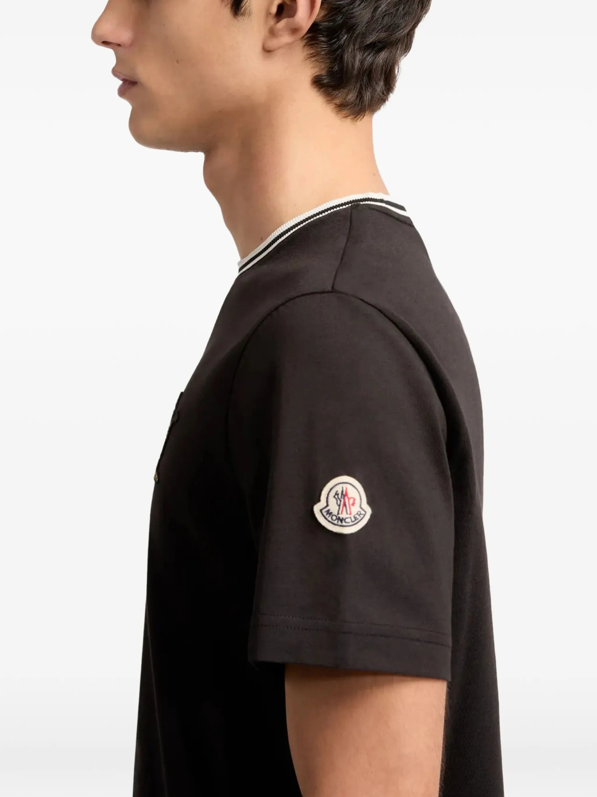 Imagen de la camiseta Monduck de Moncler para hombres - Temporada Primavera-Verano 2026 - Vista del modelo 4