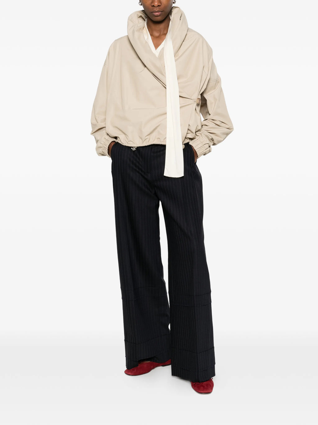 Imagen de los pantalones a rayas Linden de Khaite para mujeres - Temporada Primavera-Verano 2026 - Vista del modelo 1