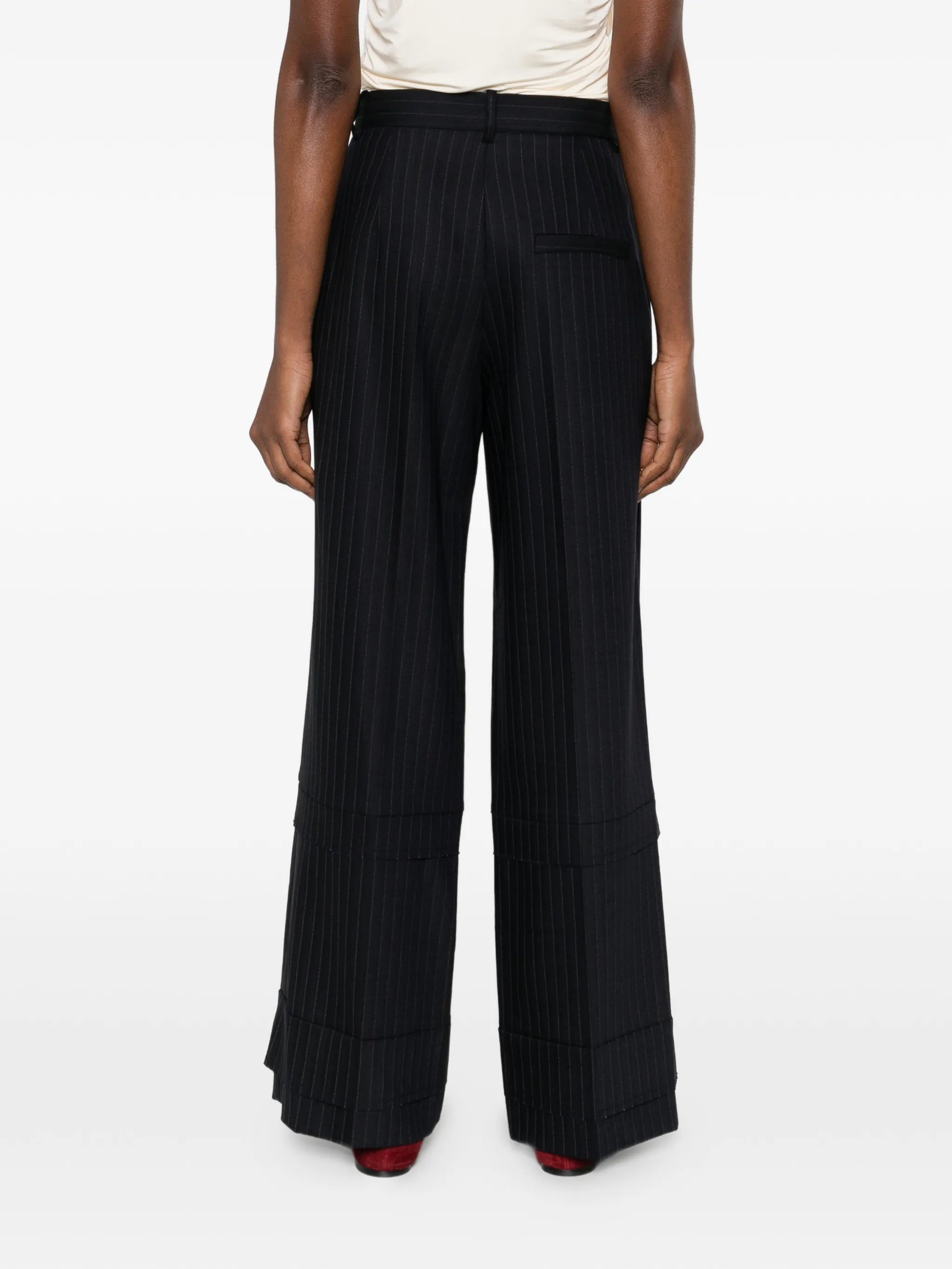 Imagen de los pantalones a rayas Linden de Khaite para mujeres - Temporada Primavera-Verano 2026 - Vista del modelo 3