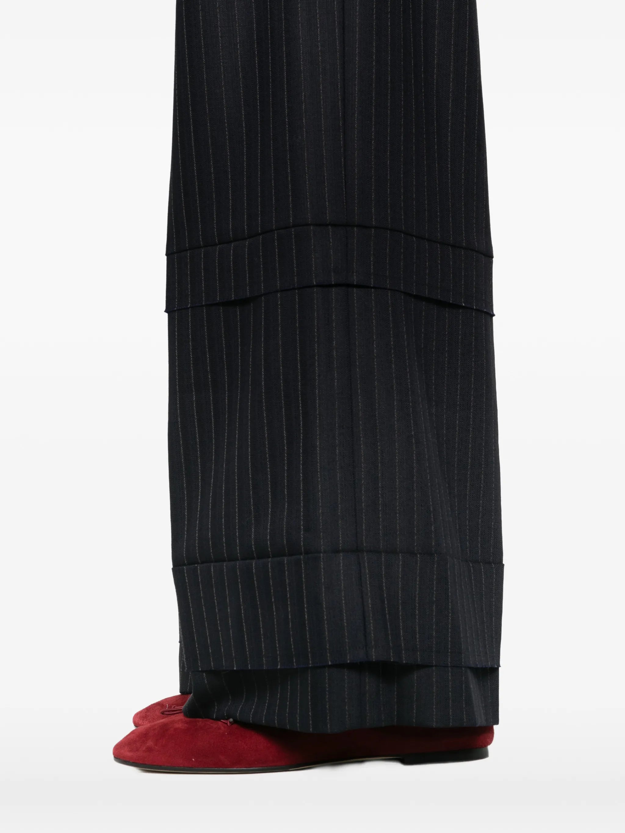 Imagen de los pantalones a rayas Linden de Khaite para mujeres - Temporada Primavera-Verano 2026 - Vista del modelo 4