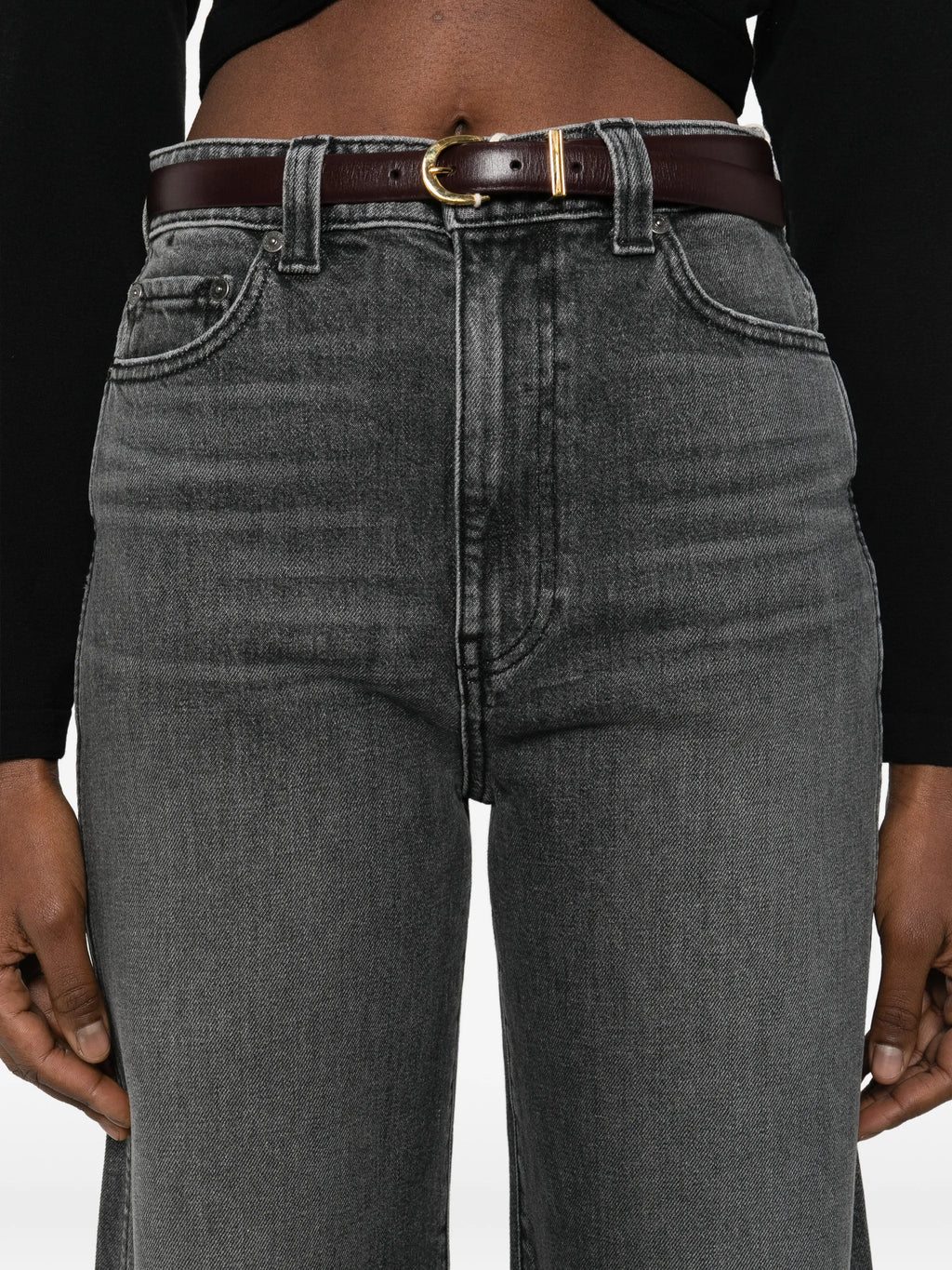 Imagen de Jean Delina en denim gris de Khaite para mujeres - Temporada Primavera-Verano 2026 - Vista del modelo 4