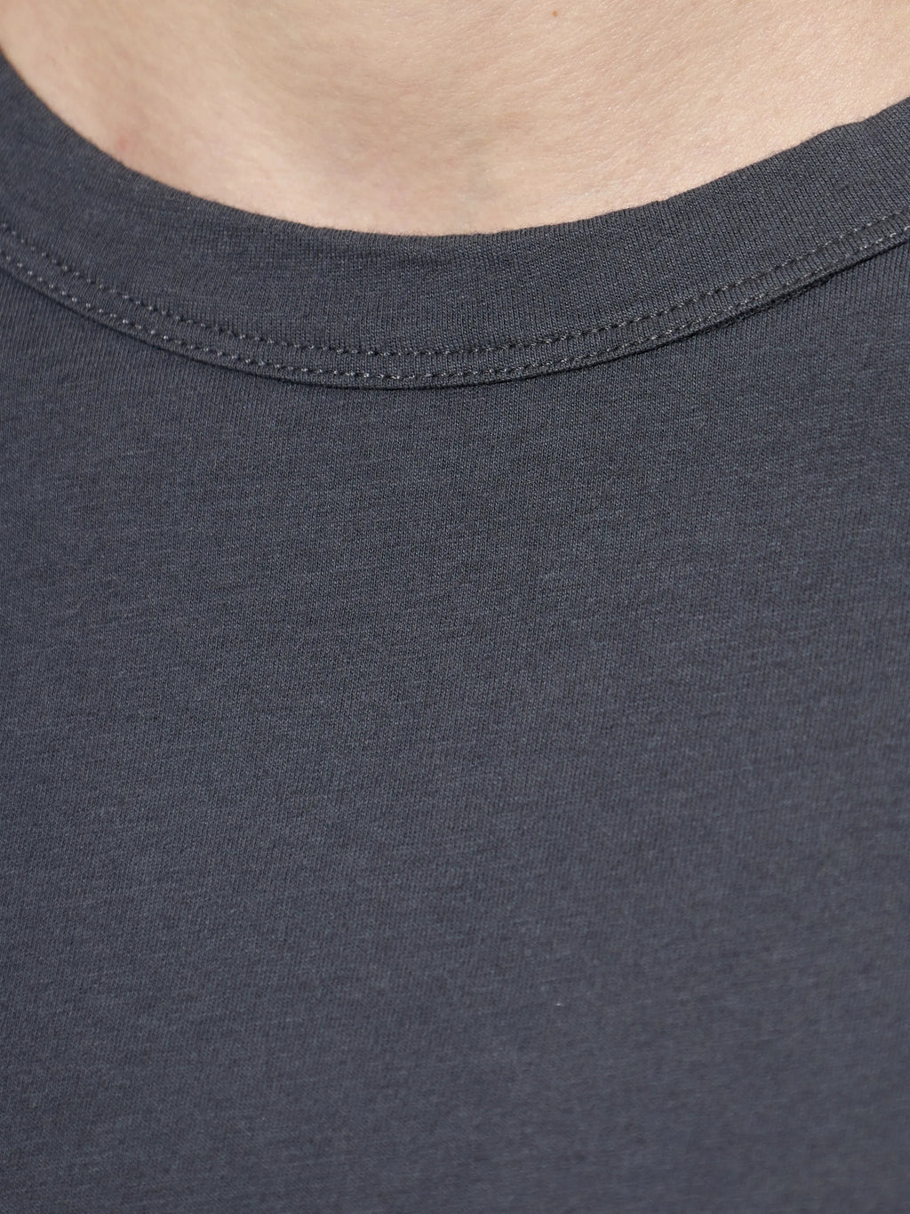 Image du set de t-shirts à col rond classique par Officine Générale pour hommes - Saison printemps-été 2026 - Vue du modèle 4