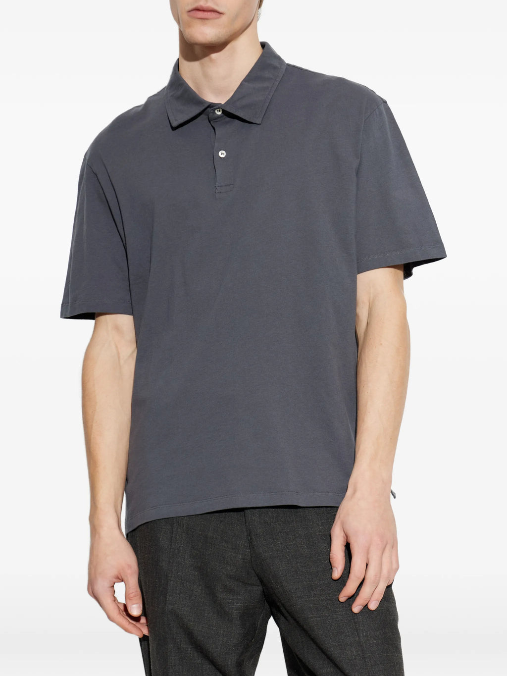 Image du Polo Bruno Gris Foncé par Officine Générale pour Hommes - Saison Printemps-Été 2026 - Vue du Modèle 2