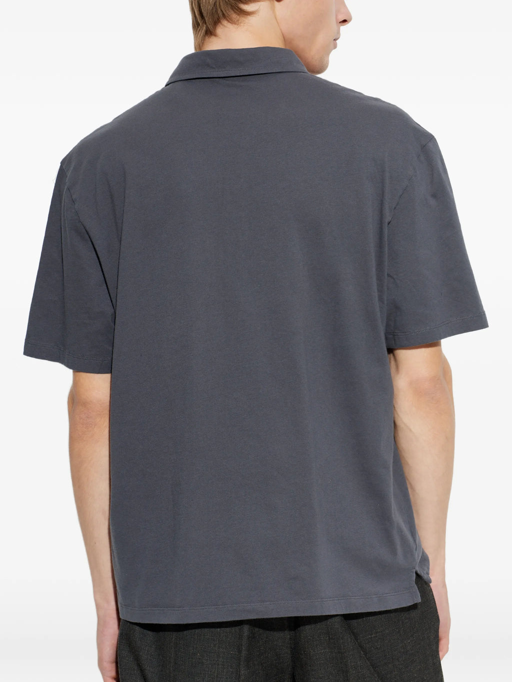 Image du Polo Bruno Gris Foncé par Officine Générale pour Hommes - Saison Printemps-Été 2026 - Vue du Modèle 3