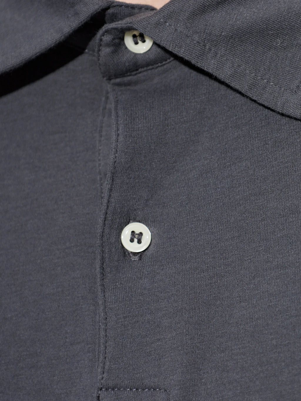 Image du Polo Bruno Gris Foncé par Officine Générale pour Hommes - Saison Printemps-Été 2026 - Vue du Modèle 4