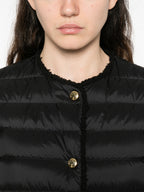 Imagem de um casaco curto de penas florido da Moncler para mulheres - Temporada Primavera-Verão 2026 - Vista do modelo 4