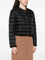 Imagem de um casaco curto de penas florido da Moncler para mulheres - Temporada Primavera-Verão 2026 - Vista do modelo 2
