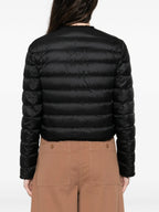 Imagem de um casaco curto de penas florido da Moncler para mulheres - Temporada Primavera-Verão 2026 - Vista do modelo 3