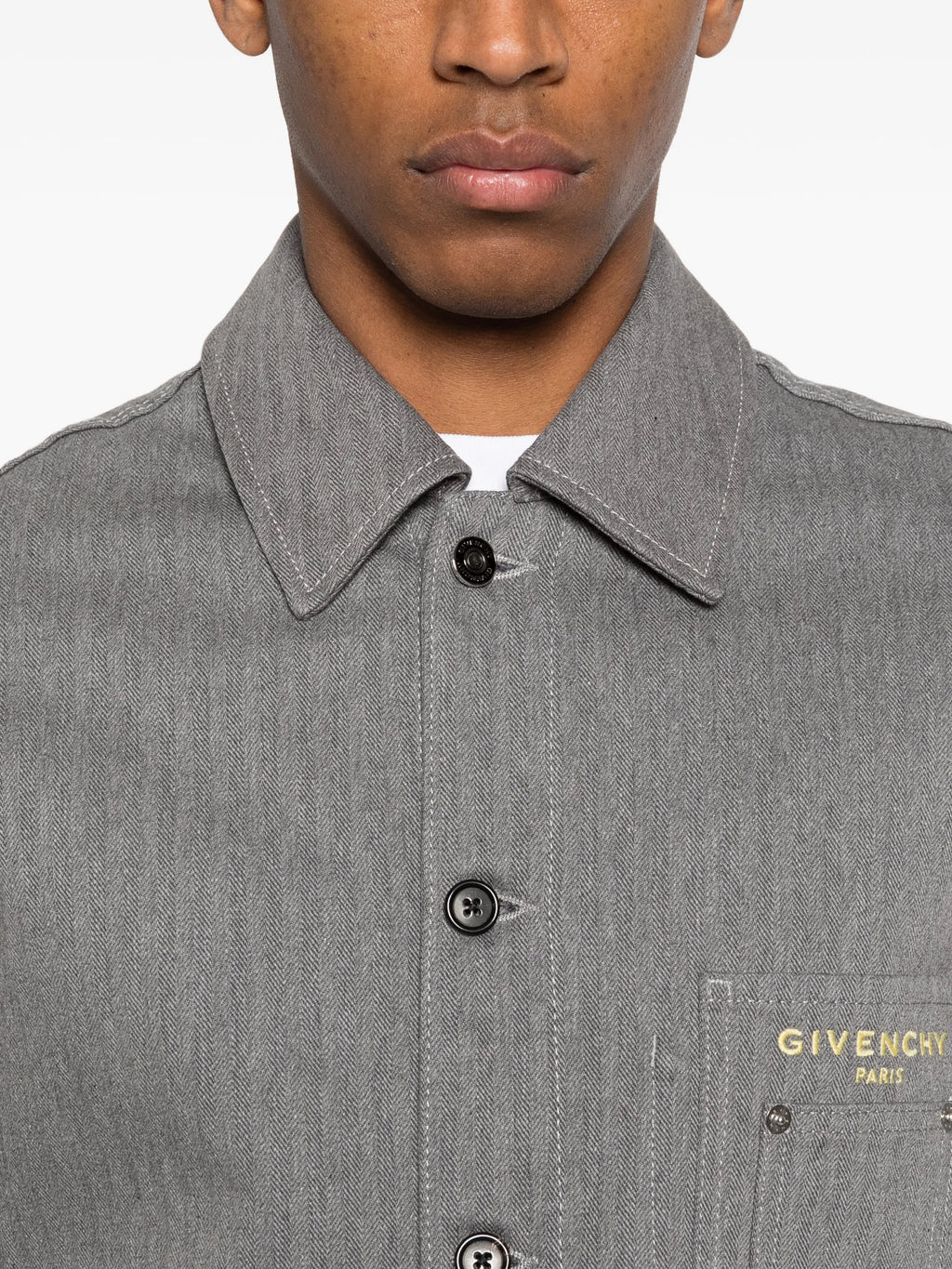 Imagen de la chaqueta de mezclilla Chevron de Givenchy para hombres - Temporada Primavera-Verano 2026 - Vista del modèle 4