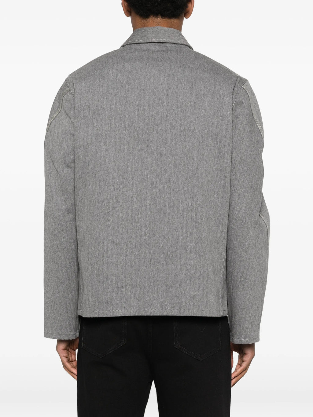 Imagen de la chaqueta de mezclilla Chevron de Givenchy para hombres - Temporada Primavera-Verano 2026 - Vista del modelo 3