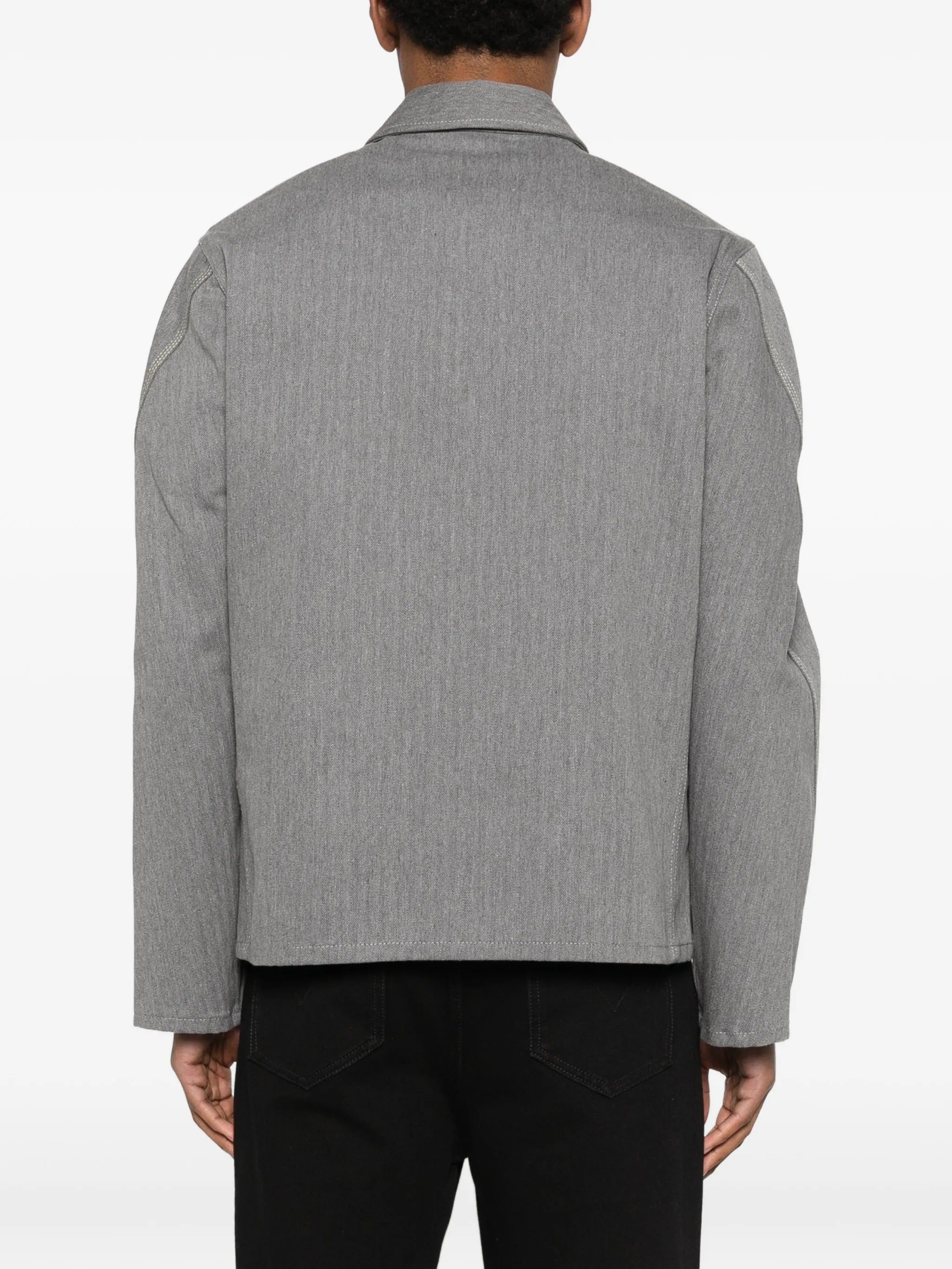 Imagen de la chaqueta de mezclilla Chevron de Givenchy para hombres - Temporada Primavera-Verano 2026 - Vista del modelo 3