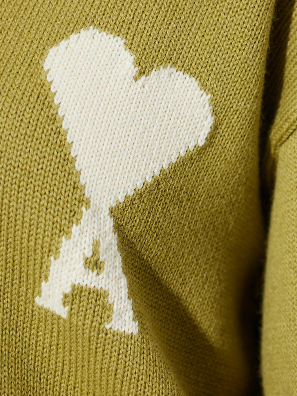 Immagine del cardigan verde Ami de Coeur di Ami PARIS per Unisex - Stagione Primavera-Estate 2026 - Vista del modello 4