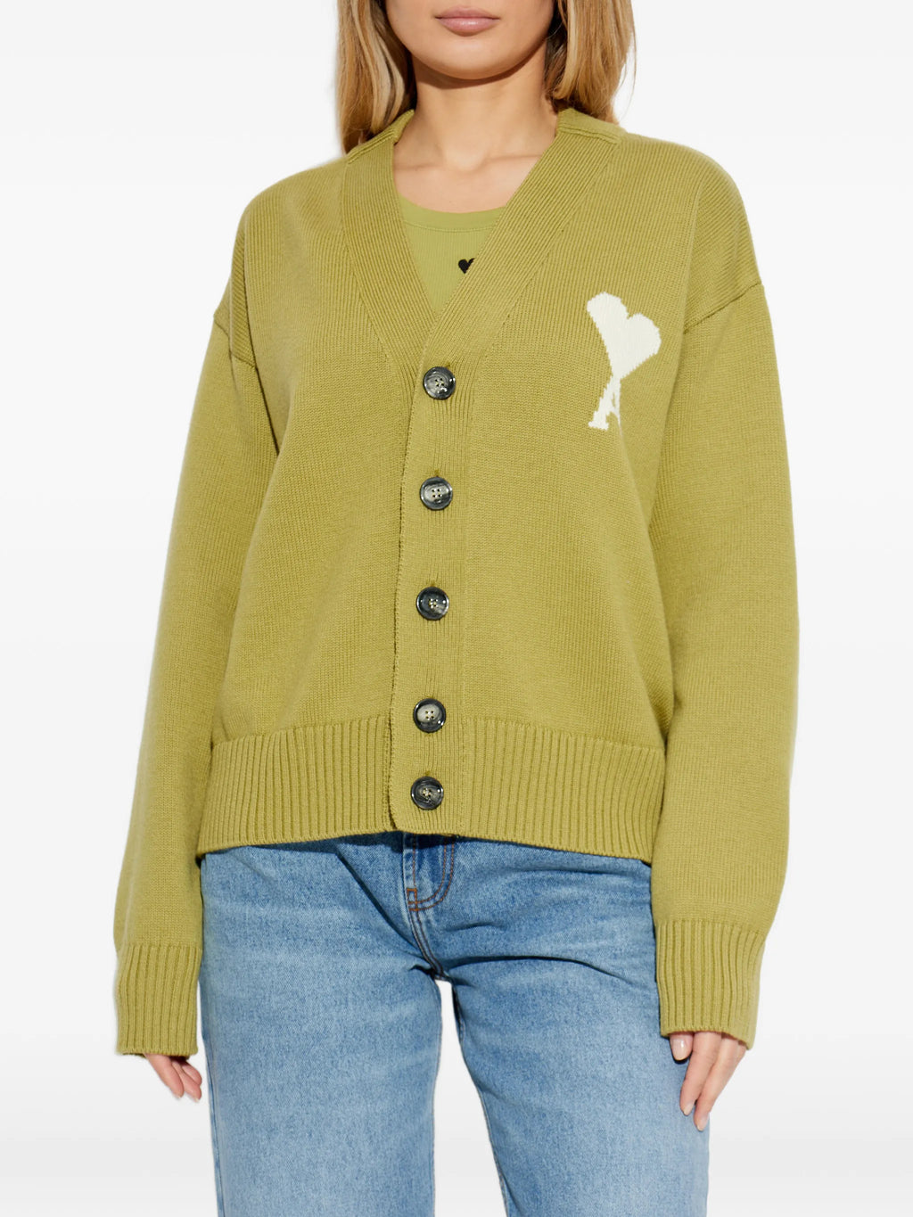 Immagine del cardigan verde Ami de Coeur di Ami PARIS per Unisex - Stagione Primavera-Estate 2026 - Vista del modello 2
